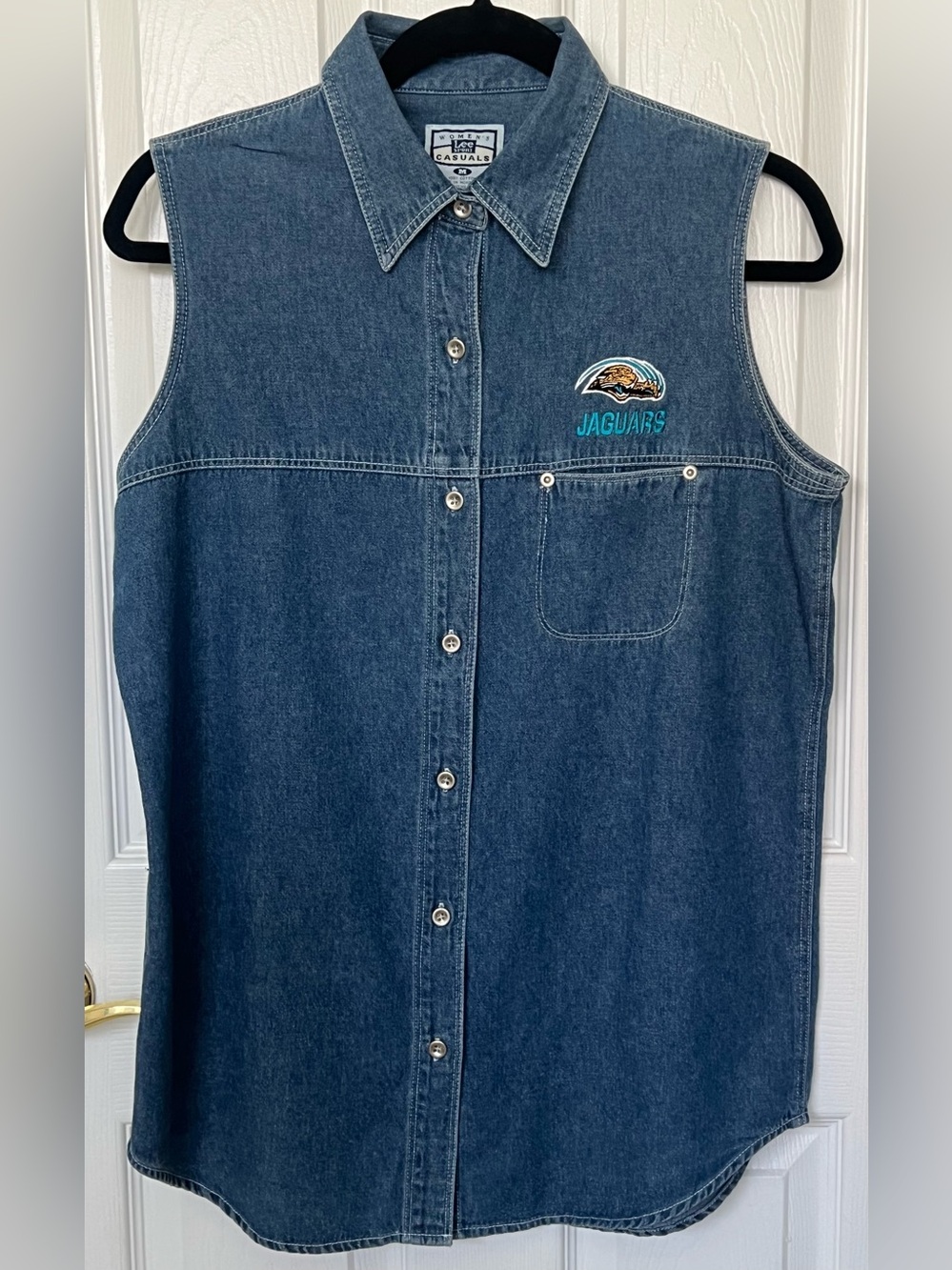 NWOT LEE Sport Jacksonville Jaguar embroidered logo button up collared top Sz M